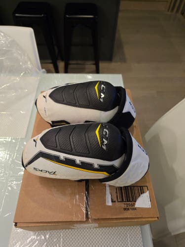 Senior Medium CCM Tacks Elbow Pads (Used)