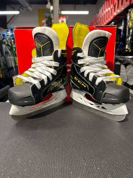 CCM Tacks Vector Premier (SMU) Youth Hockey Skates Regular Width YTH 8 (New)