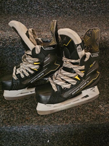 Bauer Supreme M40 Hockey Skates Size 2 (Used)