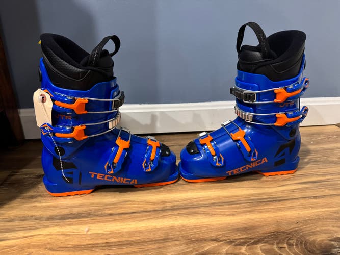 Mondo 23 & 23.5 Kid's Tecnica Ski Boots (Used)
