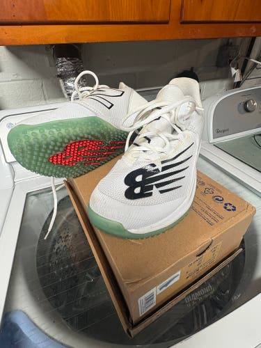 White Men's Size M 7.5 (W 8.5) Adult New Balance 4040v6 Low Top Turf Cleats (Used)