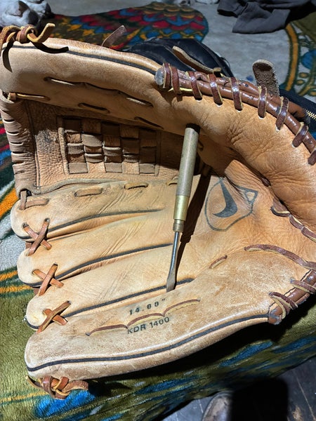 Used Louisville Slugger Right Hand Throw Baseball Glove