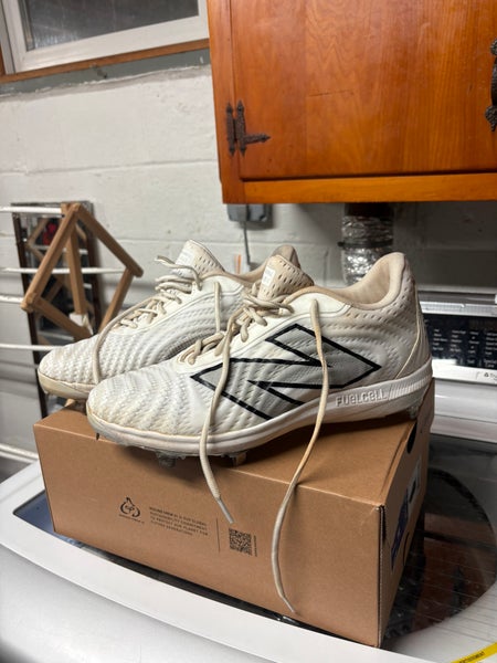 White Men's Size M 10.5 (W 11.5) Adult New Balance 4040v7 Low Top Metal (Used)