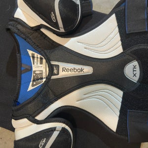 Large Junior Reebok xtk Shoulder Pads (Used)
