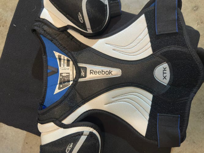 Large Junior Reebok xtk Shoulder Pads (Used)