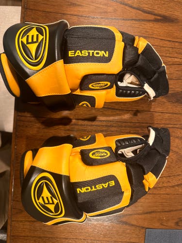 Easton stealth s7 Gloves 15" (Used)