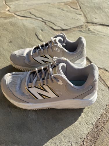 New Balance Fresh Foam 3000 V7 Turf Baseball Shoes 7Y (Big Kids / Youth) in Grey (Used)