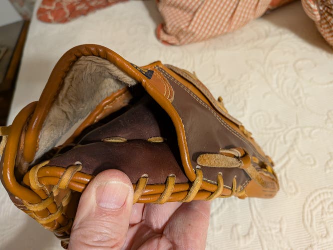 Outfield RH Mizuno Professional model Baseball Glove 12" (Used)