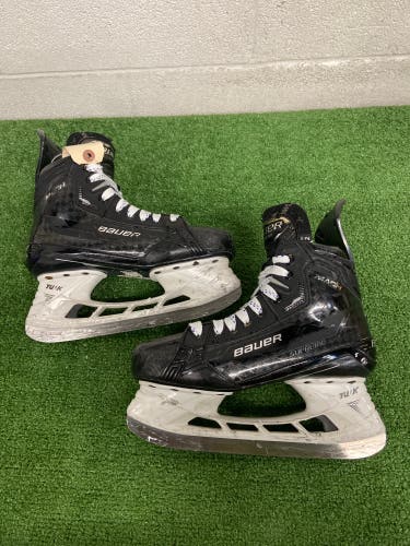 Intermediate Bauer Supreme Mach Hockey Skates Size 5.5 (Used)