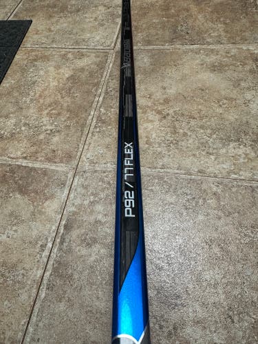 Senior Bauer Vapor Hyperlite 2 Right Handed Hockey Stick P92 77 Flex (Used)