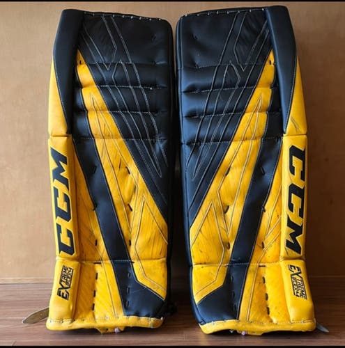 33" CCM Extreme Flex 4 Goalie Leg Pads (Used)