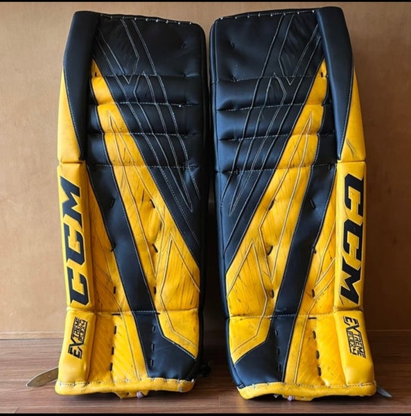 33" CCM Extreme Flex 4 Goalie Leg Pads (Used)