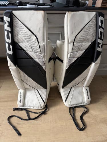 32" CCM Eflex 6.9 Goalie Leg Pads (Used)