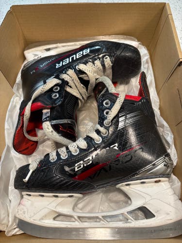 2023 Bauer Vapor X4 Hockey Skates Size 5.5 (Used)