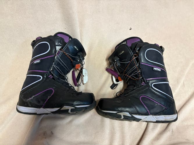 Women's Size (W 8.0) Nitro Snowboard Boots Medium Flex All Mountain (Used)