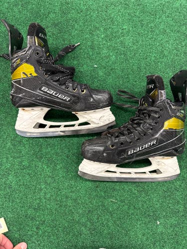 Intermediate Bauer Supreme UltraSonic Hockey Skates (Fit 1) Size 6.5 (Used)