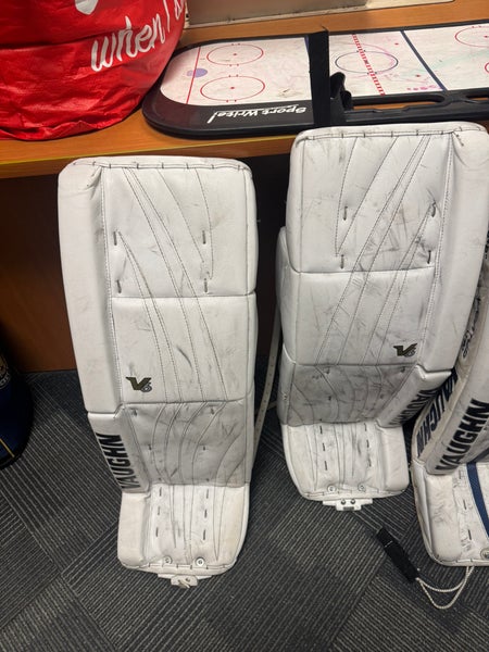 33" Vaughn Velocity V6 2200 Pro Goalie Leg Pads (Used)