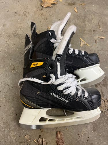 2015 Bauer Supreme 140 Hockey Skates Size 2 (Used)