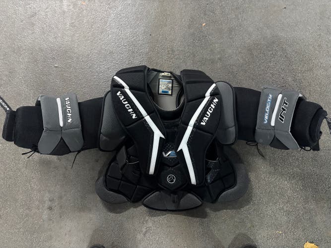 Int. Large Vaughn Velocity V9 Goalie Chest Protector (Used)