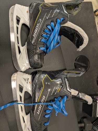 Bauer Supreme M40 Hockey Skates Size 4 (Used)