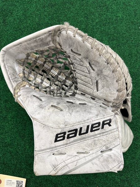 White Junior Bauer GSX Goalie Glove Regular (Used)