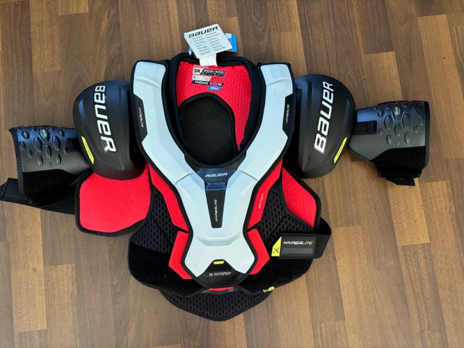 Men's Medium Senior Bauer Vapor Hyperlite Shoulder Pads (New)