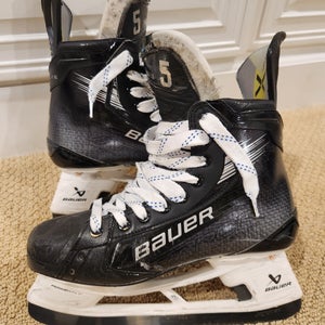 Bauer Vapor Hyperlite 2 Hockey Skates 9.5 (Used)