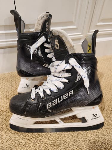 Bauer Vapor Hyperlite 2 Hockey Skates 9.5 (Used)