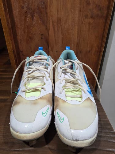 White Men's Size M 10.0 (W 11.0) Nike Low Top Metal (Used)