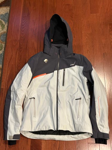 MINT CONDITION Men's Large Descente Ski Jacket