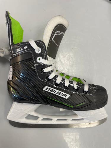 Used Bauer XLS Junior Hockey Skate Junior 03 11860-S000301027