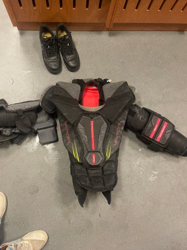 Large 2024 Bauer Vapor Hyperlite 2 Goalie Chest Protector (Used)