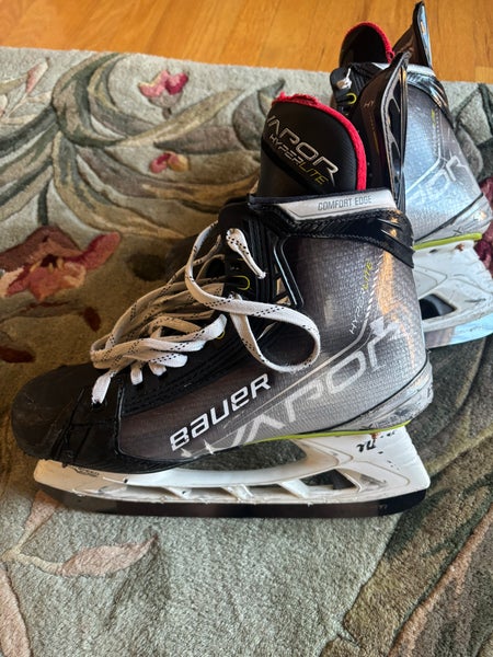 2021 Bauer Vapor Hyperlite Hockey Skates Regular Width 9.5 (Used)