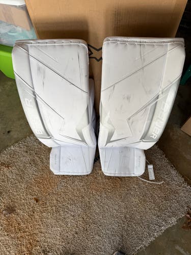 Senior Small (33+1) 2025 Bauer Sv-Pro Goalie Leg Pads (Used)