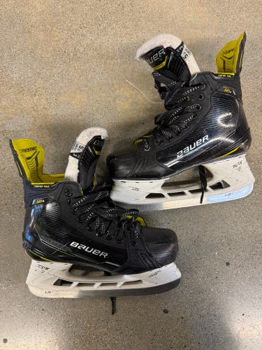 Intermediate Bauer Supreme M4 Hockey Skates Size 5.5 (Used)