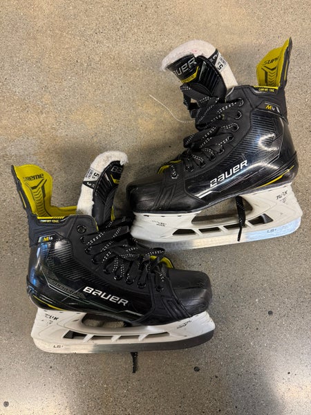 Intermediate Bauer Supreme M4 Hockey Skates Size 5.5 (Used)