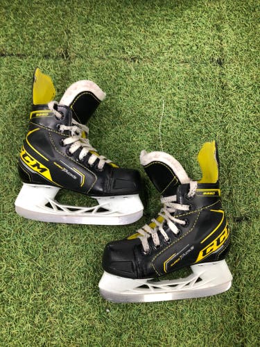 Youth CCM Super Tacks 9350 Hockey Skates Regular Width 11 (Used)