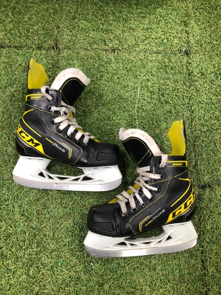Youth CCM Super Tacks 9350 Hockey Skates Regular Width 11 (Used)