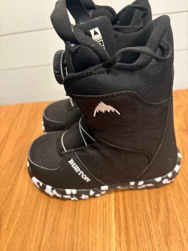 Kid's 1Y (Big Kids / Youth) Burton Grom Boa Snowboard Boots (Used)