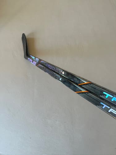 *2 Pack* of New 60 Flex T28 Intermediate True HZRDUS 9x4 Right Handed Hockey Sticks