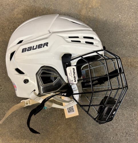 Large Bauer Re-Akt 95 Helmet (Used)