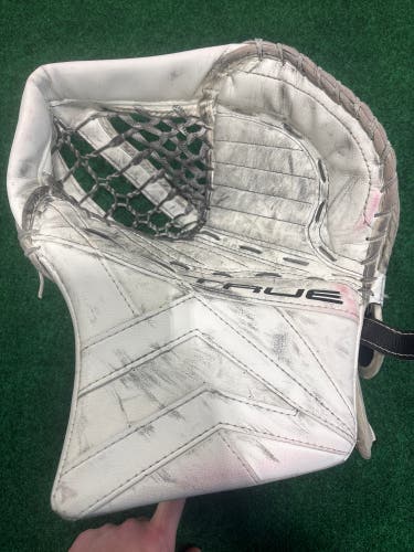 White Senior True Catalyst 9X3 Goalie Glove Regular (Used)