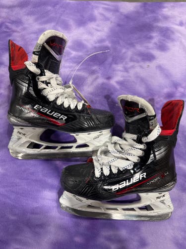 Intermediate Bauer Vapor X4 Hockey Skates Regular Width Size 4.5 (Used)