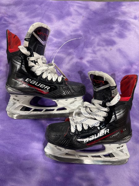Intermediate Bauer Vapor X4 Hockey Skates Regular Width Size 4.5 (Used)