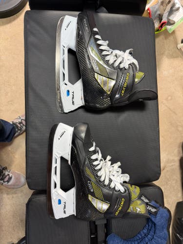 2022 True Catalyst 9 Hockey Skates Regular Width 9.5 (New)