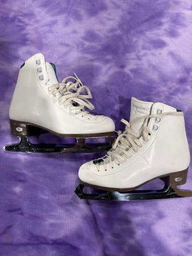 White Riedell Emerald Figure Skates Adult 7 (Used)