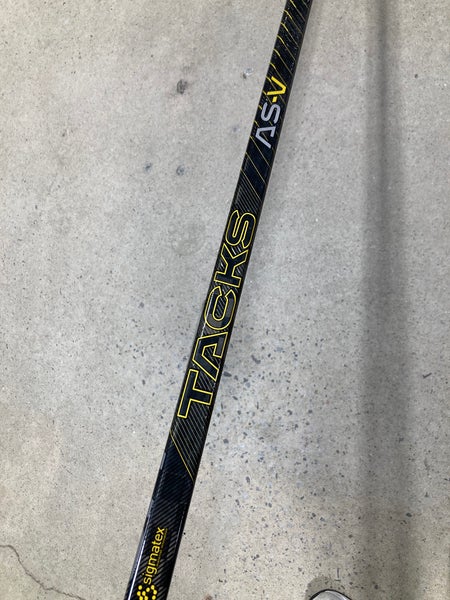 Intermediate CCM Tacks AS-V Hockey Stick | RH P28