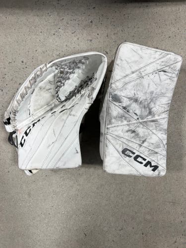 Senior Full Right CCM Extreme Flex 5.9 + Axis 2.9 Goalie Glove & Blocker