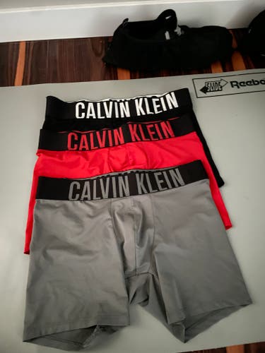 Mens medium 3 pack Calvin Kleins
