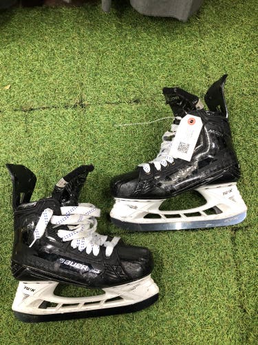 Intermediate Bauer Supreme Mach Hockey Skates 6 (Used)
